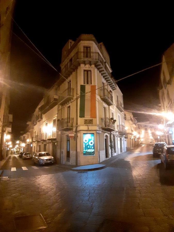 B&B L'Angolo Sulla Piazza Mirabella Imbaccari Ngoại thất bức ảnh